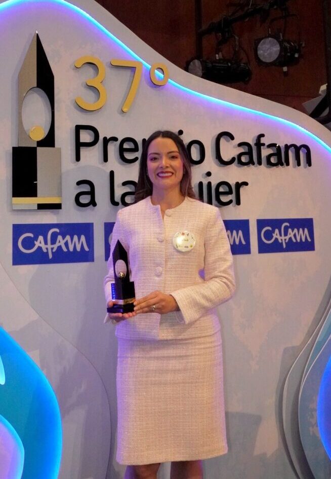 La gestora cultural, Julieth Peraza recibe reconocimiento como Mujer Cafam Cesar