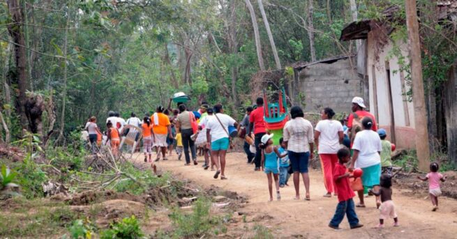 Desplazamiento forzado y confinamiento afectaron a alrededor de 12.200 personas en Colombia en agosto