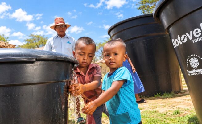 Icbf entregó 5,4 millones de litros de agua a 145 mil familias wayúu en el último mes