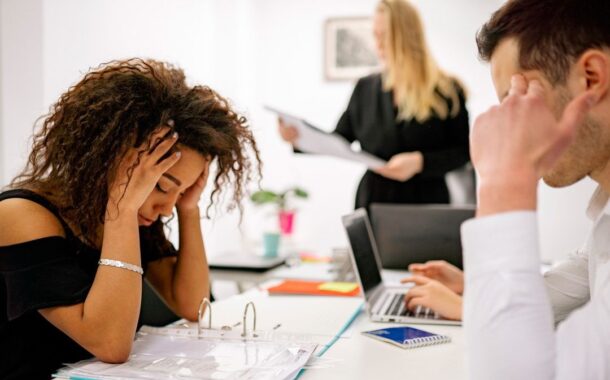 ¿Qué es la carga mental y cómo afecta la productividad en el trabajo?