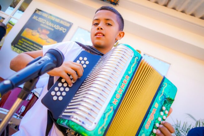 Cerca de 6.800 docentes de artes llevan formación artística y cultural los colegios de Colombia